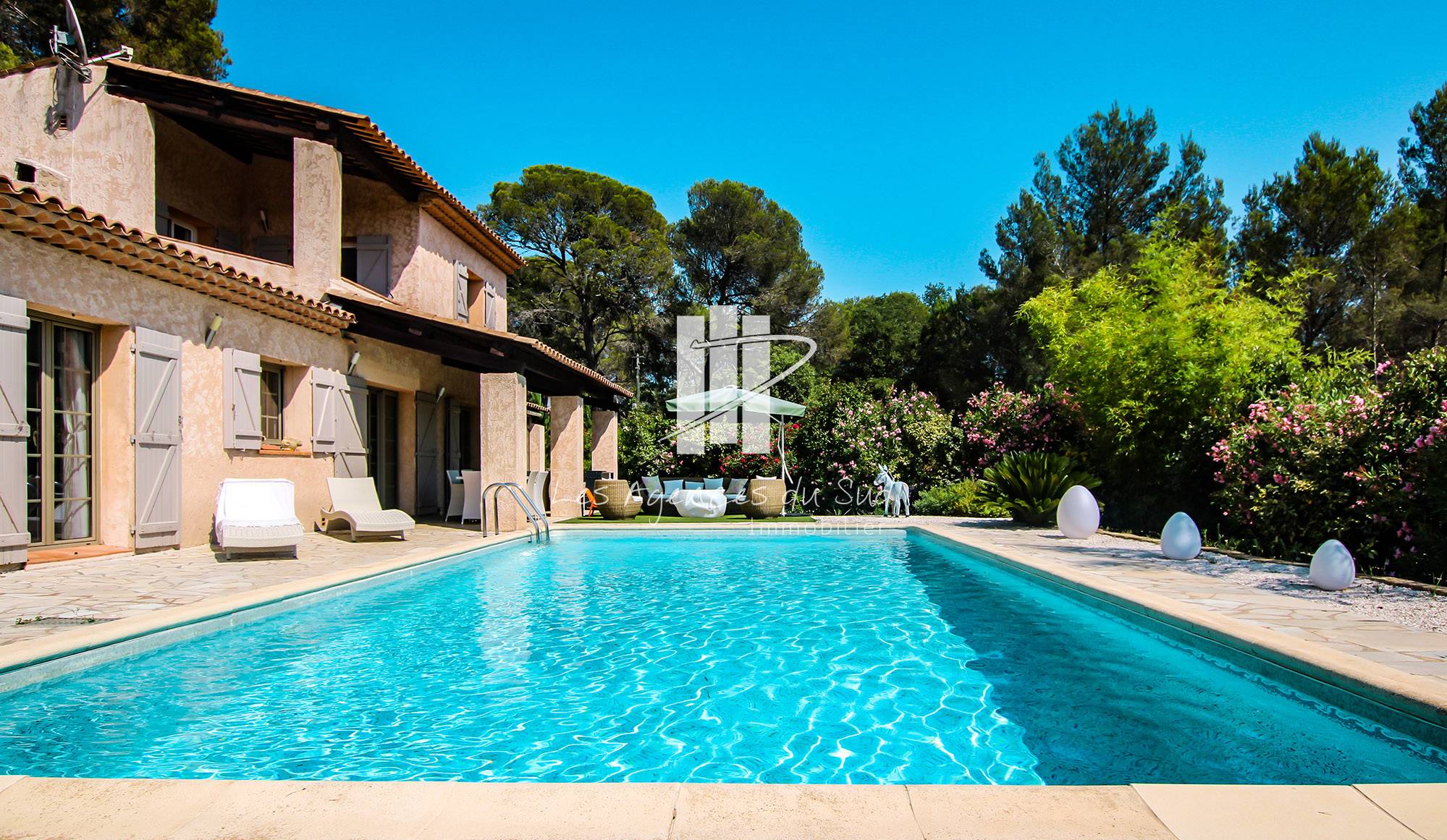 VENDU - MAISON RÉNOVÉE DE 5/6 PIÈCES AVEC PISCINE AU CALME ET SANS VIS-A-VIS DANS LE QUARTIER DE BOULOURIS A SAINT-RAPHAËL