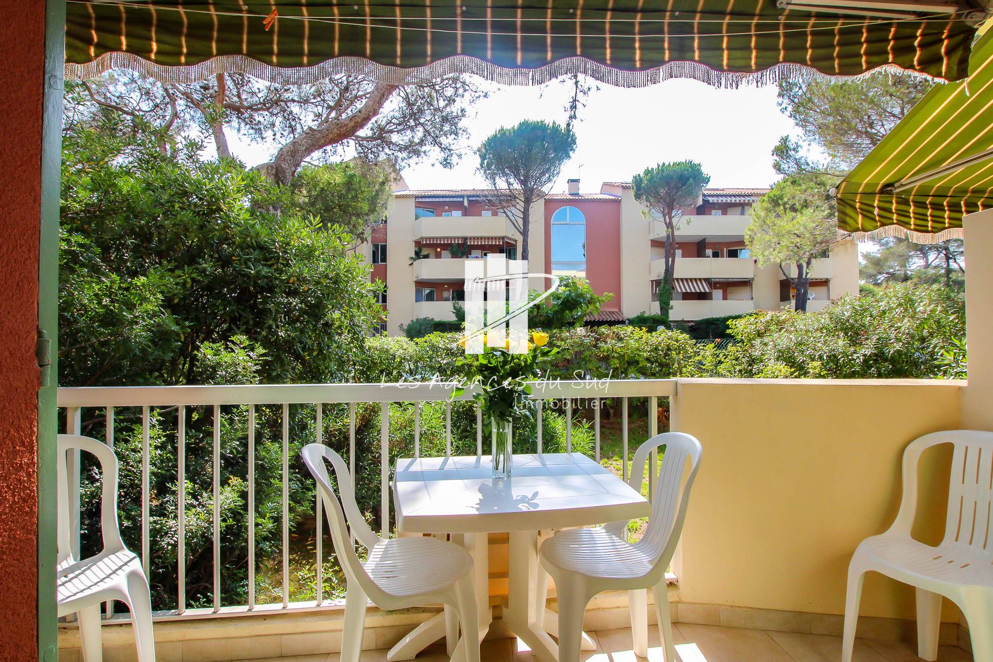 VENDU - STUDIO AVEC TERRASSE A VENDRE EN BORD DE MER DE BOULOURIS A ST RAPHAEL