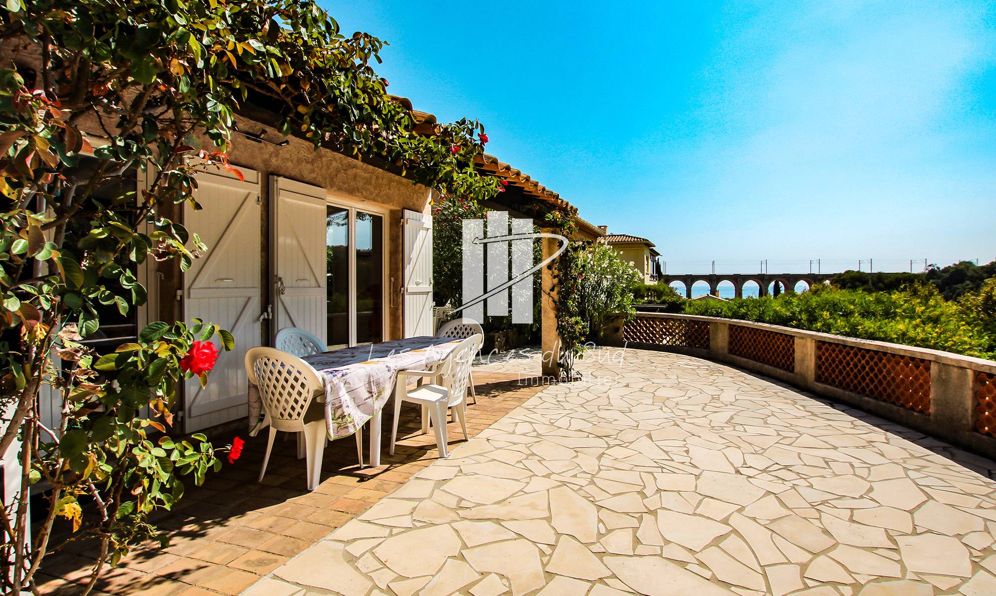 VENDU - VILLA PROVENÇALE DE TYPE T4 AVEC PISCINE ET A 200 MÈTRES DES PLAGES D'ANTHEOR