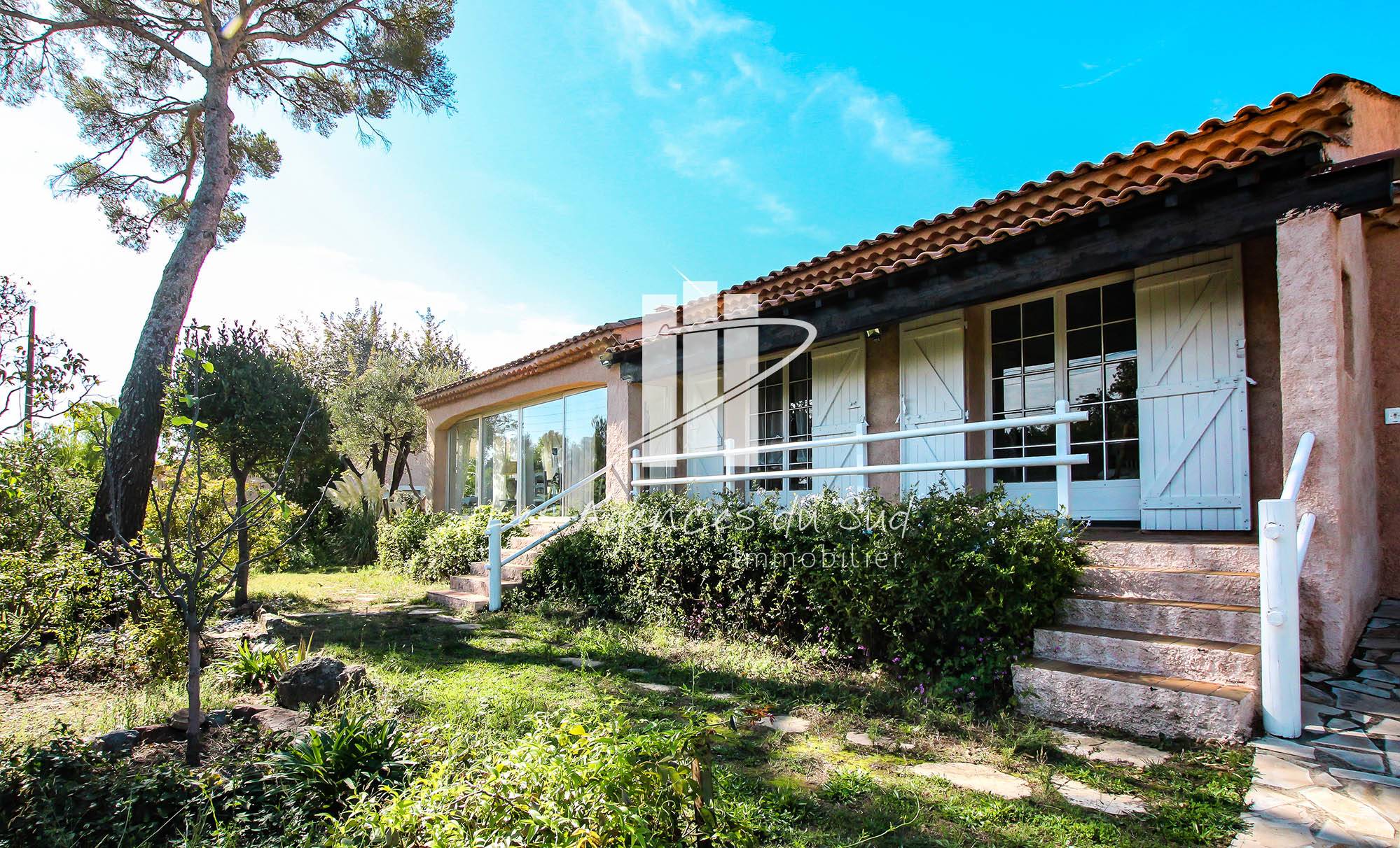 VENDU - MAISON DE 4 PIÈCES DE PLAIN-PIED AVEC TERRASSE ET JARDIN PROCHE DU CENTRE-VILLE DE SAINT-RAPHAËL