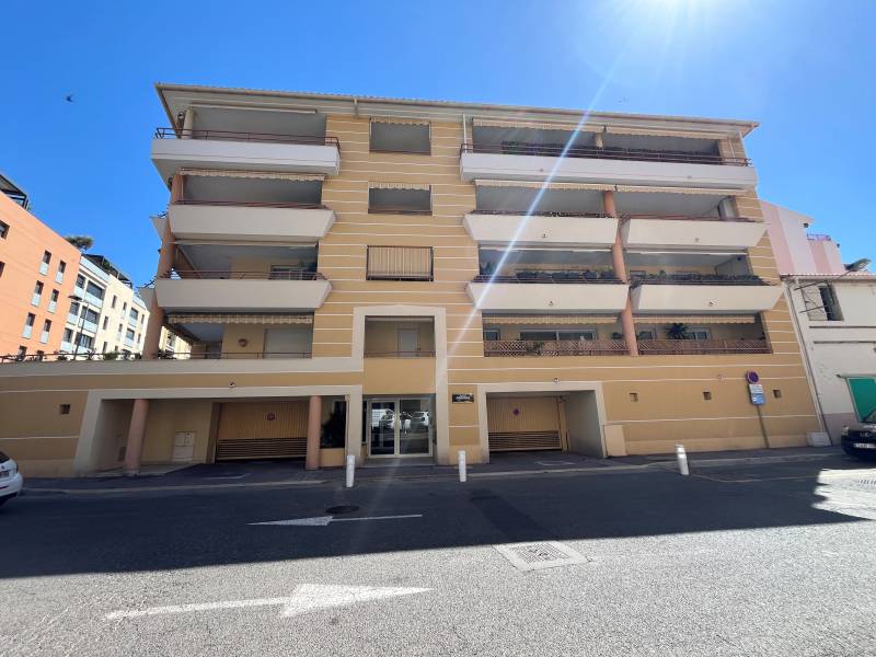 APPARTEMENT DE TYPE 2 EN ETAGE COEUR DE VILLE AU CALME AVEC GARAGE