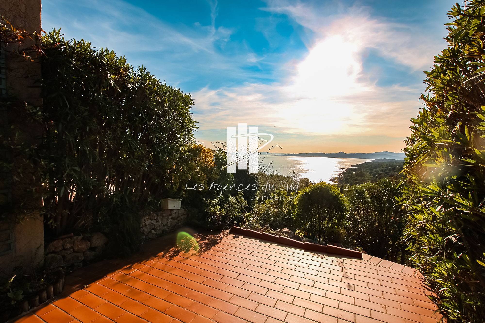 VENDU - BASTIDON DE 2/3 PIÈCES AVEC VUE MER DANS UN DOMAINE PRISÉ DE BOULOURIS A SAINT-RAPHAËL A PROXIMITÉ IMMÉDIATE DE LA MER