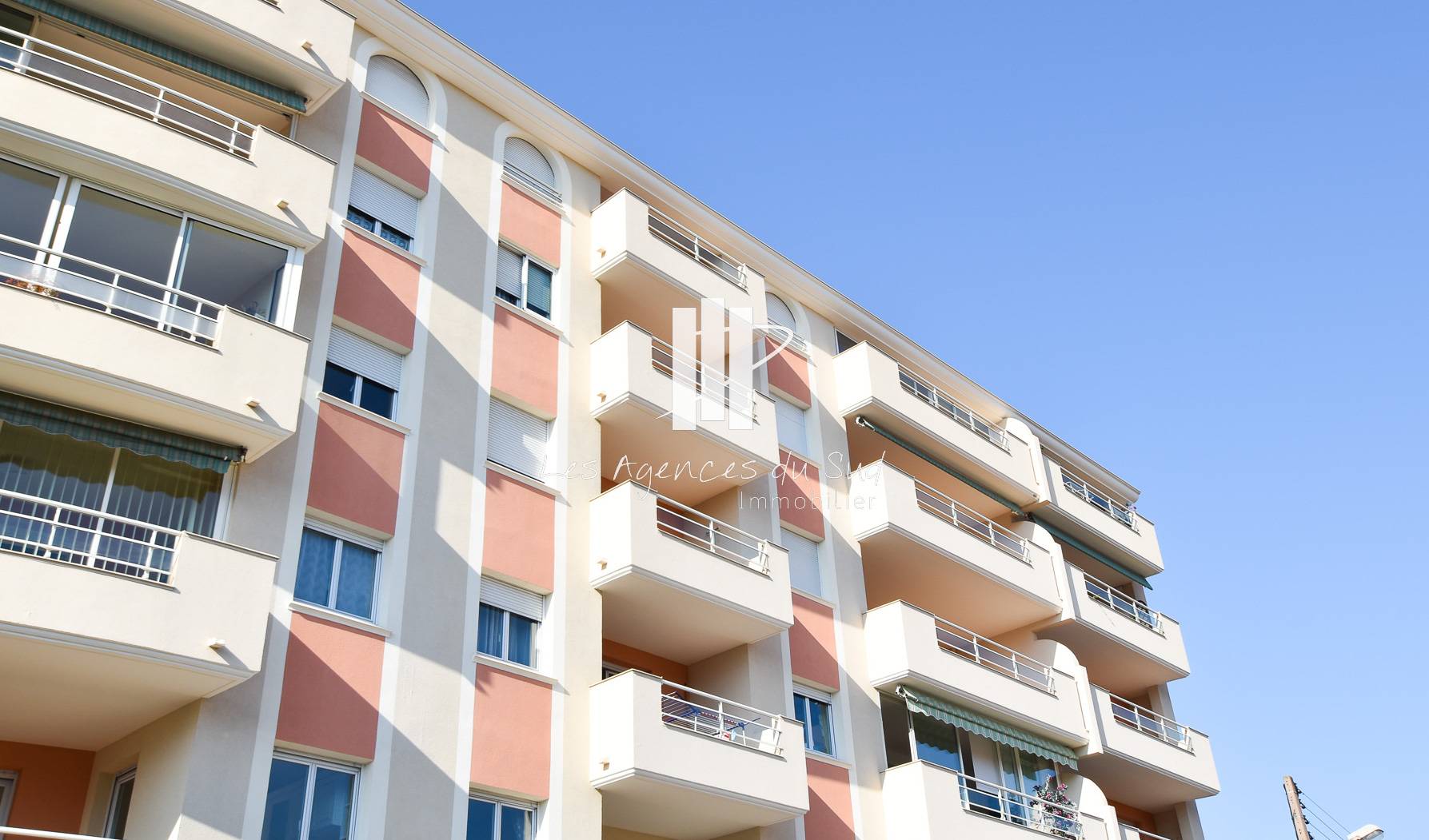 A VENDRE 2 PIECES EN HYPER CENTRE DE SAINT RAPAHEL AVEC UN GARAGE ET UNE CAVE