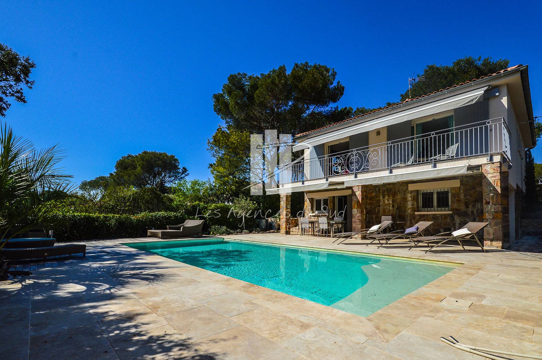 A VENDRE VILLA DE 5 PIÈCES QUARTIER SANTA-LUCIA A SAINT-RAPHAËL, ENTIÈREMENT RÉNOVÉE ET DIVISÉE EN 2 APPARTEMENTS AVEC PISCINE TRADITIONNELLE CHAUFFEE