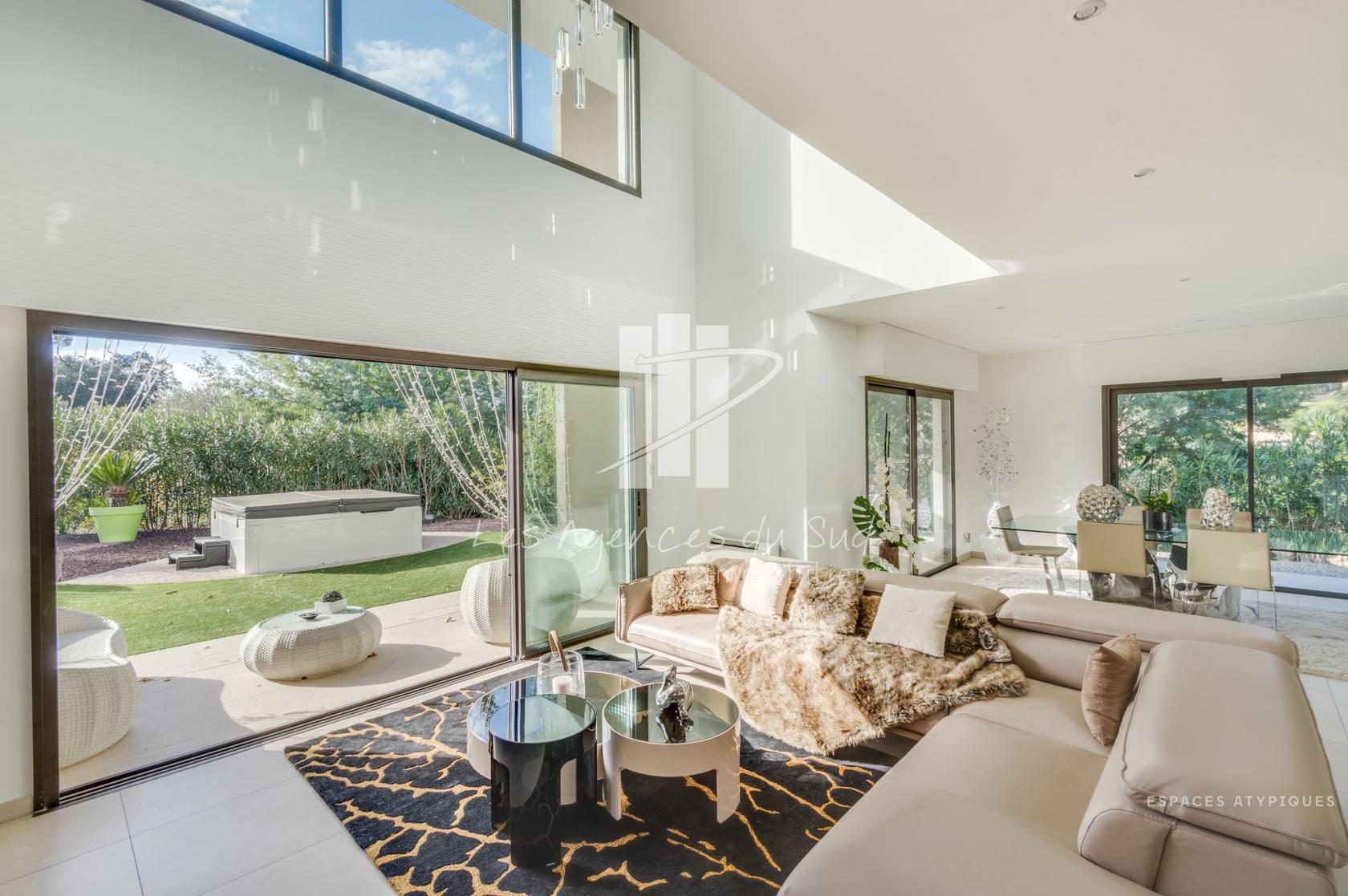 A VENDRE LUXUEUSE VILLA CONTEMPORAINE DE 5 PIÈCES A SAINT-RAPHAËL DANS LE QUARTIER DE BOULOURIS AVEC JARDIN ET JACUZZI