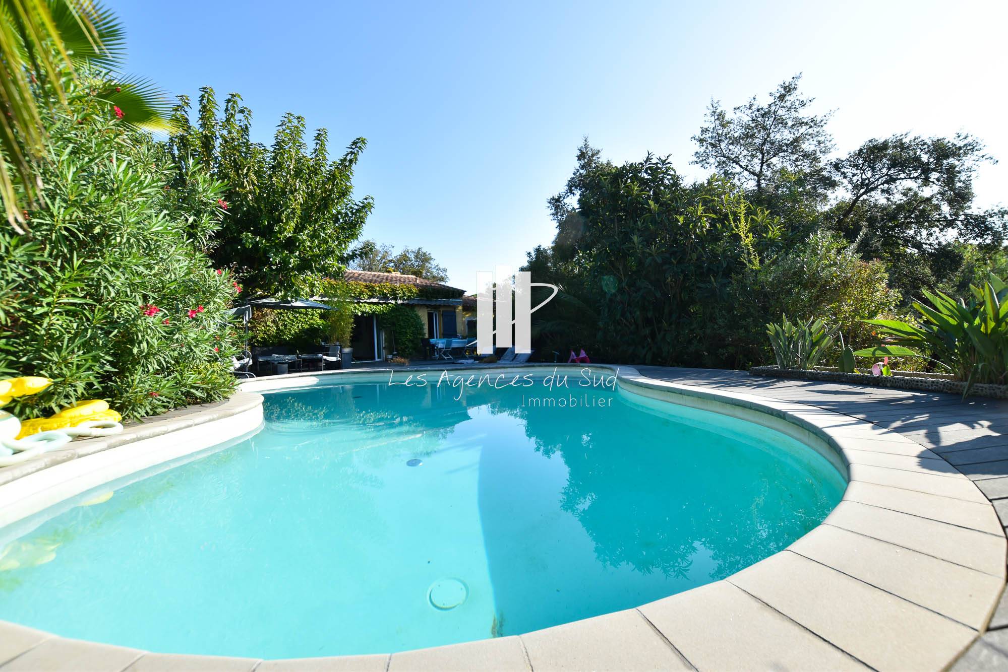 A VENDRE UNE VILLA DE 6 PIECES AVEC 5 CHAMBRES SUR UN TRES BEAU TERRAIN ARBORE DE VALESCURE A SAINT RAPHAEL AVEC PISCINE CHAUFFEE