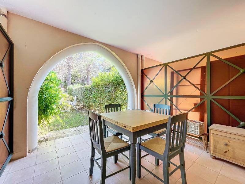 A VENDRE APPARTEMENT T2 EN REZ-DE-JARDIN AVEC PISCINE ET TENNIS PRES DES PLAGES