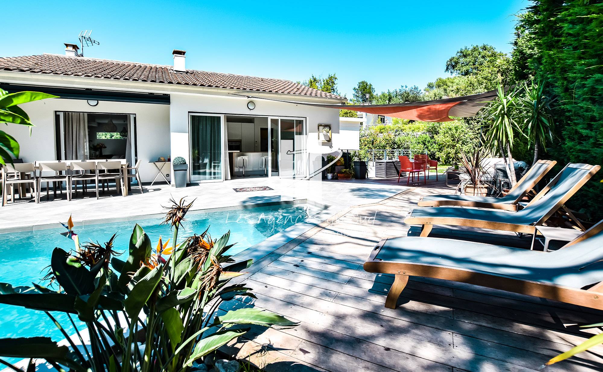 VENDU - VILLA CONTEMPORAINE DE PRESTIGE DE 7 PIÈCES AUX PRESTATIONS HAUT DE GAMME A BOULOURIS