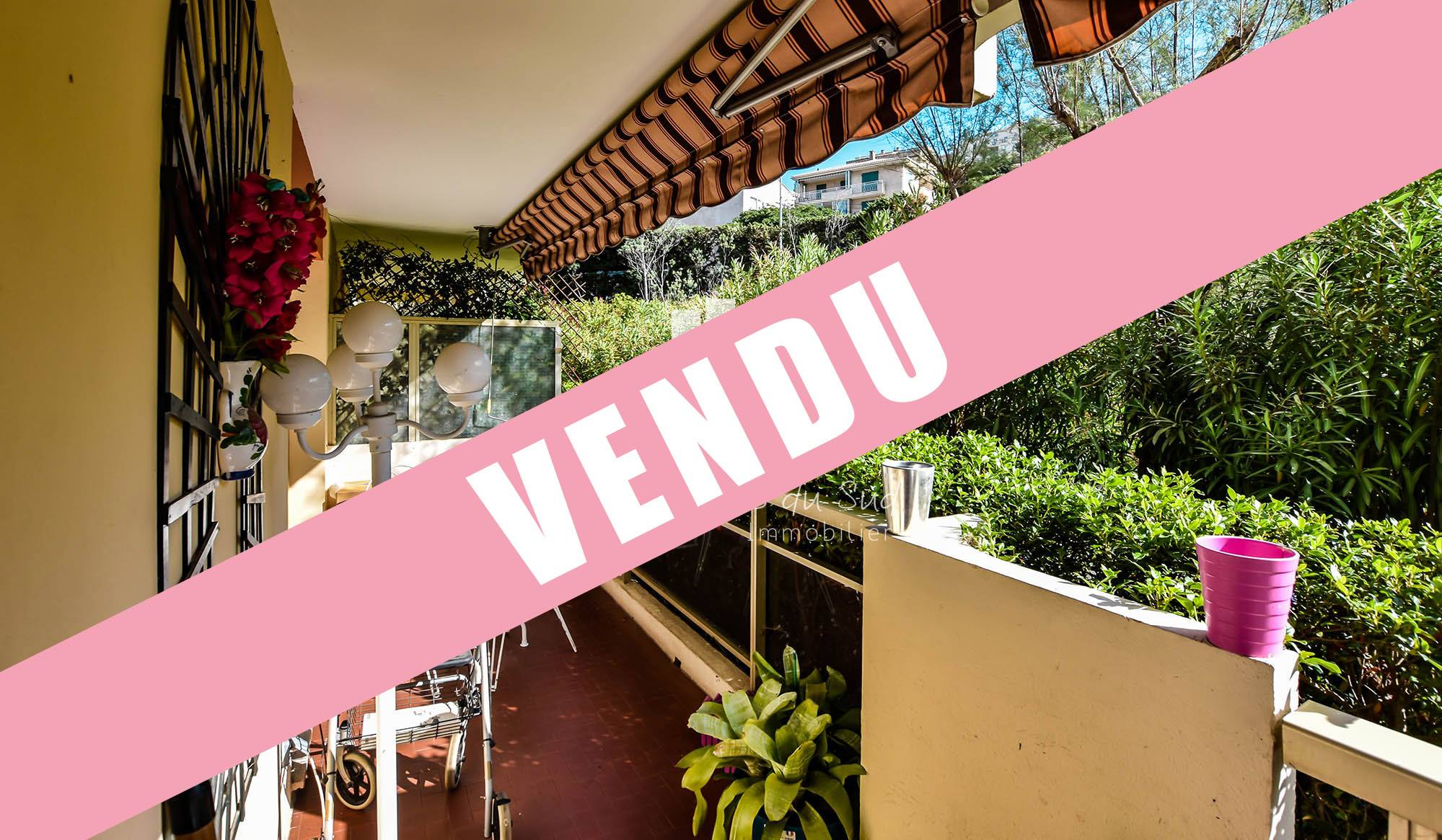 VENDU - APPARTEMENT 2 PIÈCES AVEC TERRASSE DANS UNE RÉSIDENCE VERDOYANTE A DEUX PAS DU CENTRE-VILLE DE SAINT-RAPHAËL