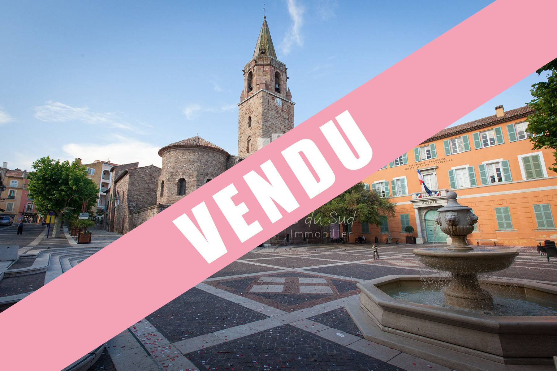 VENDU - MAISON DE VILLAGE DE 3 PIÈCES DANS LE CENTRE HISTORIQUE DE FRÉJUS SUR 3 NIVEAUX