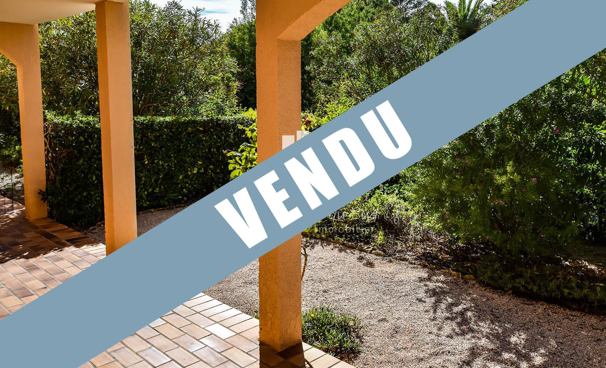 VENDU - APPARTEMENT 2 PIÈCES AVEC JARDIN PROCHE DU BORD DE MER, DES PLAGES ET DES COMMERCES DE BOULOURIS A SAINT-RAPHAËL