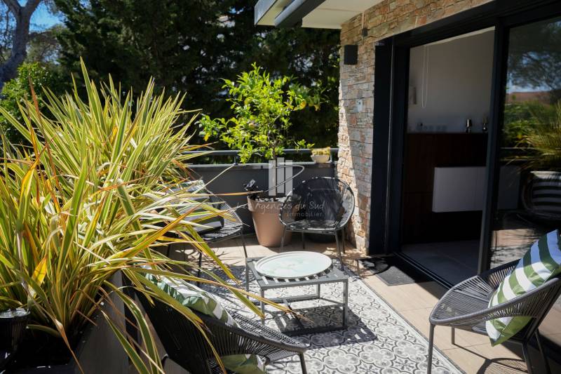 A VENDRE APPARTEMENT TYPE 3 PIECES RENOVATION D'ARCHITECTE A BOULOURIS SANTA LUCIA AVEC SOLARIUM ET SAUNA