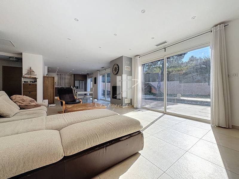 4 pièces 117.4 m² 1000 m² Maison 4 Pièces - Piscine - Proche accès autoroute - Construction Récente