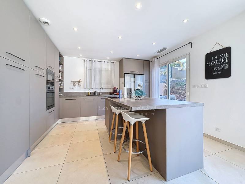 4 pièces 117.4 m² 1000 m² Maison 4 Pièces - Piscine - Proche accès autoroute - Construction Récente