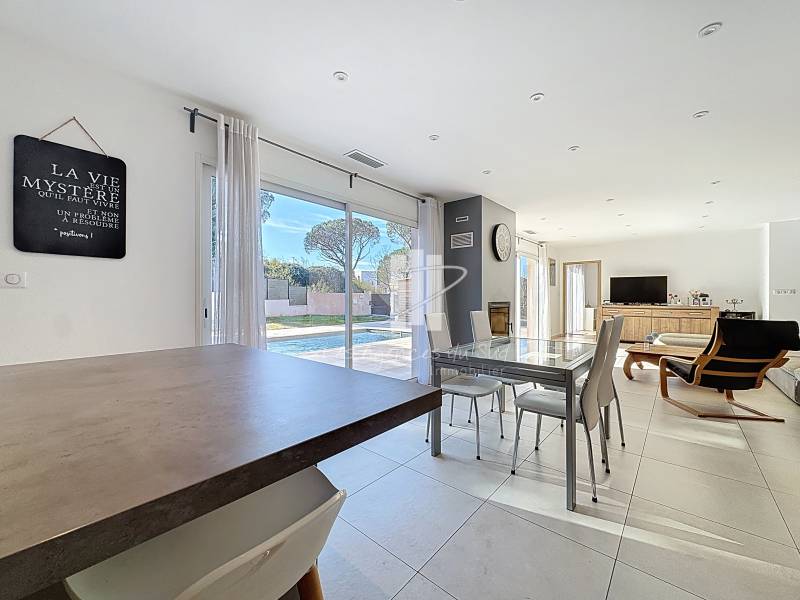 4 pièces 117.4 m² 1000 m² Maison 4 Pièces - Piscine - Proche accès autoroute - Construction Récente