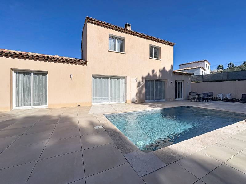 4 pièces 117.4 m² 1000 m² Maison 4 Pièces - Piscine - Proche accès autoroute - Construction Récente