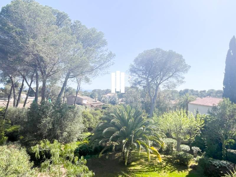 1 PIÈCE 28.5 M² DERNIER ETAGE APERCU MER - BOULOURIS AU CALME