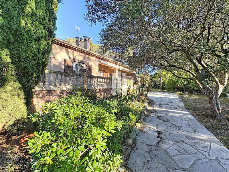 Villa 5 pièces 142 m² 1135 m² BOULOURIS - AU CALME COMMERCES ET PLAGES A PIED