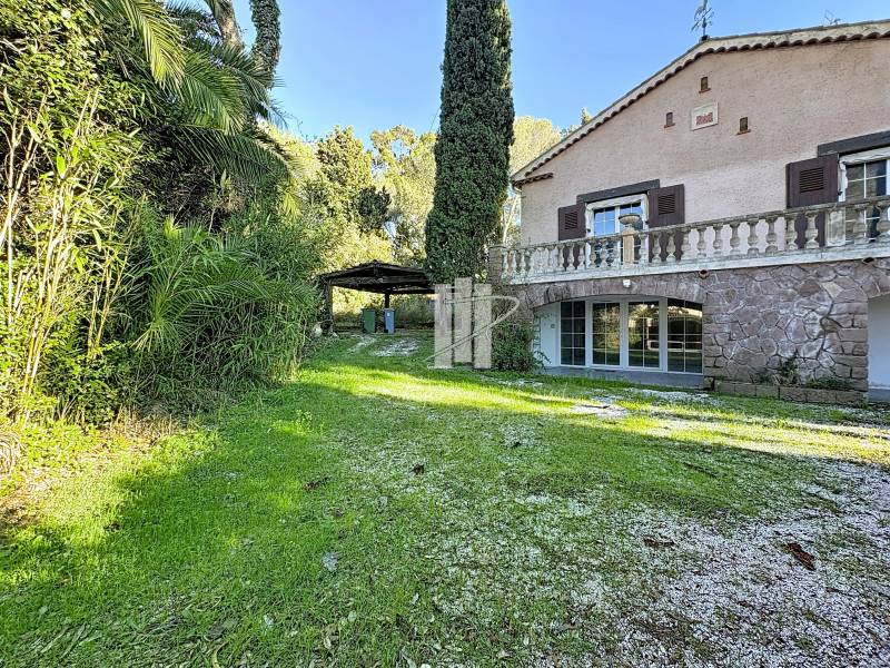 Villa 5 pièces 142 m² 1135 m² BOULOURIS - AU CALME COMMERCES ET PLAGES A PIED