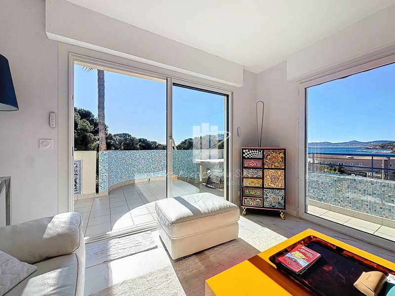 APPARTEMENT DERNIER ETAGE 4 PIÈCES 92 M² VUE MER