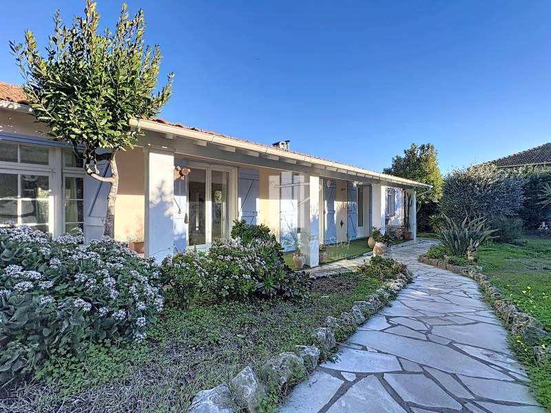 3 pièces 94.6 m² 559 m² Maison plein cœur de Boulouris - Au calme - Proche mer et commerces