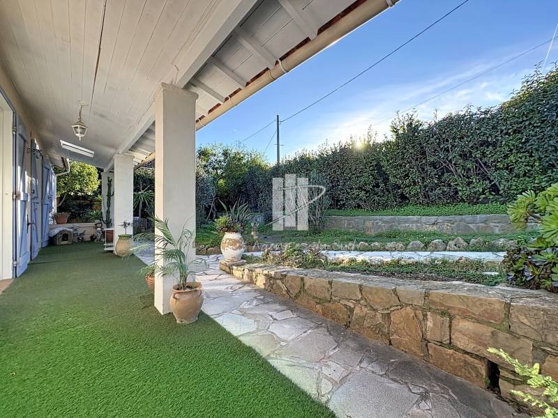 3 pièces 94.6 m² 559 m² Maison plein cœur de Boulouris - Au calme - Proche mer et commerces