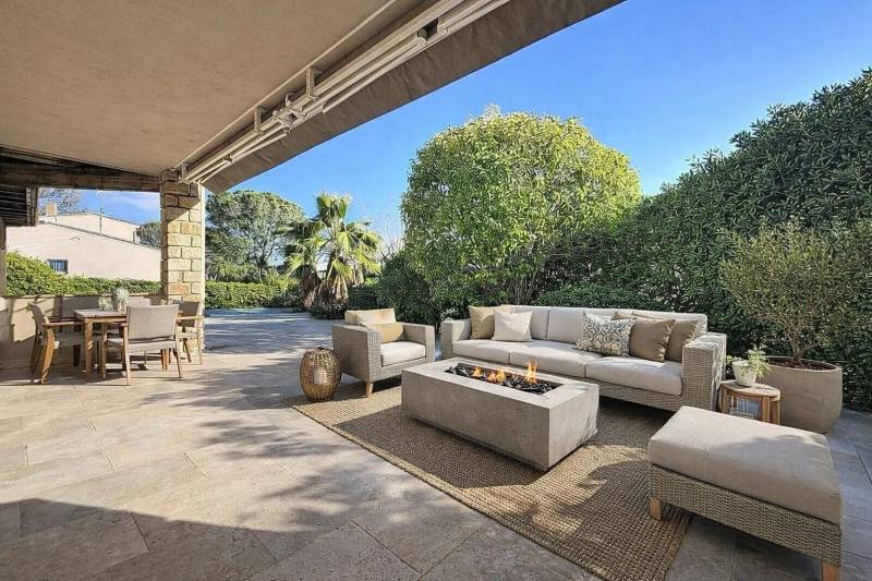 Appartement rez de jardin avec grand terrasse et piscine