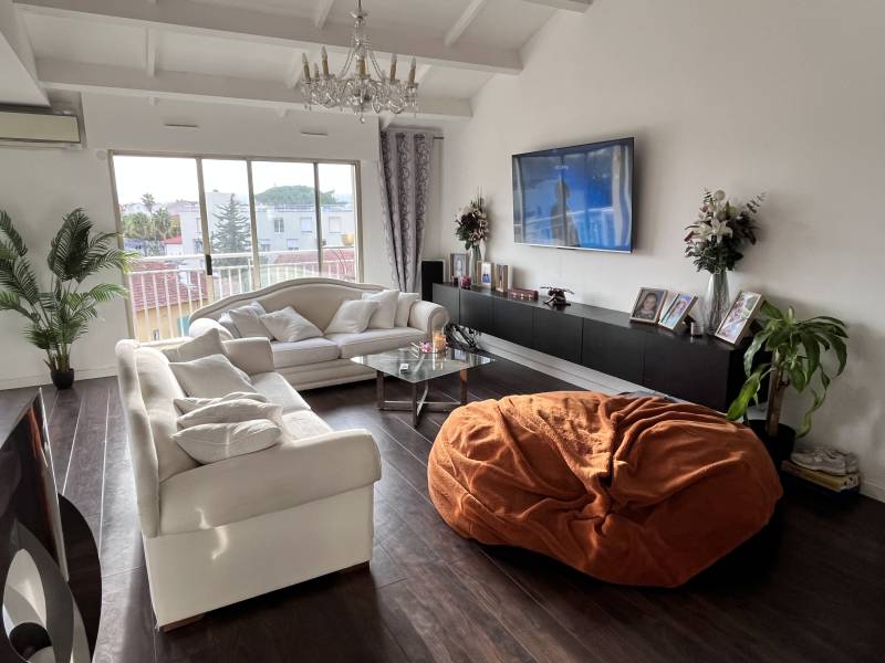 3 pièces 75 m² Dernier étage T3-4 centre ville au calme lumineux avec parking