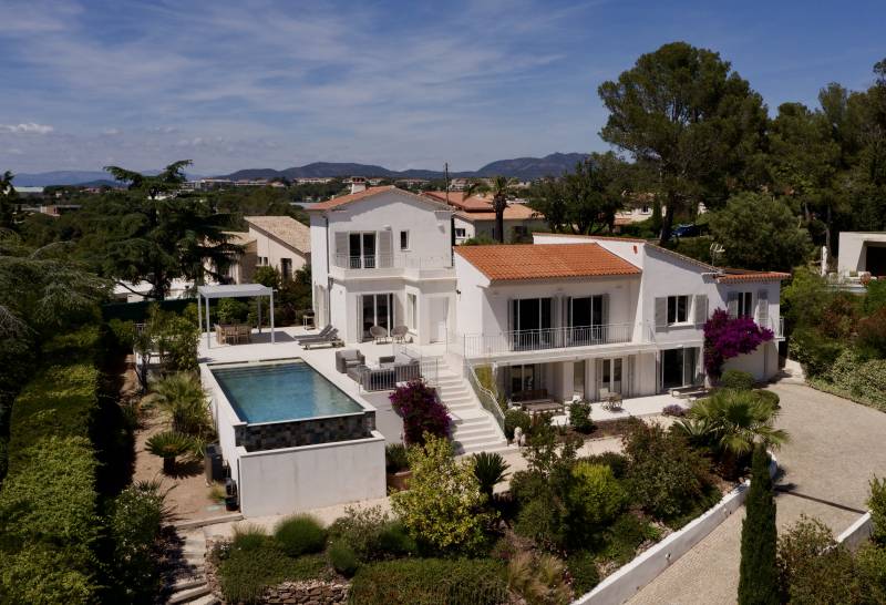 À VENDRE BELLE VILLA AUX PRESTATIONS DE QUALITÉS VUES MER À QUELQUES PAS DES COMMERCES DE BOULOURIS