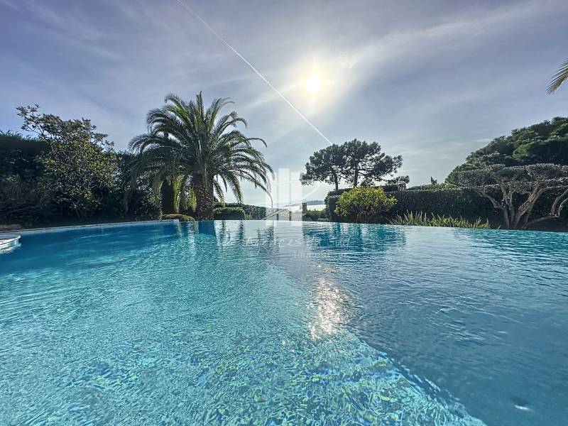A VENDRE 5 PIÈCES 177 M² 1200 M² DE TERRAIN VILLA DE CHARME AVEC VUE SUR LE GOLFE DE SAINT-TROPEZ