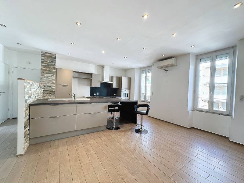 3 PIÈCES 60.4 M² CHARMANT APPARTEMENT DE 3 PIÈCES AU CŒUR DE SAINT-RAPHAËL