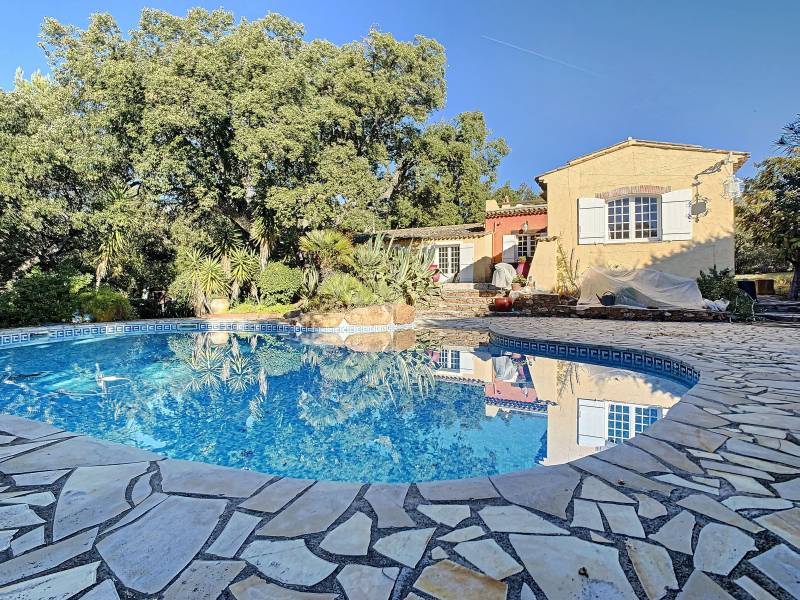 BASTIDE AVEC PISCINE DANS DOMAINE FERMÉ, 7 PIÈCES 280 M² 2174 M²