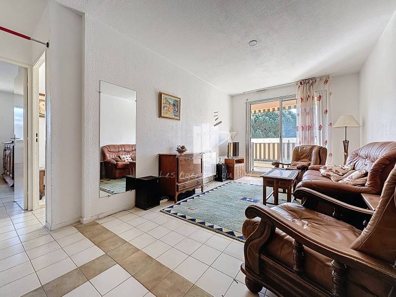Séjour lumineux pour cet appartement T2 en dernier étage à Boulouris, offrant un cadre de vie privilégié.