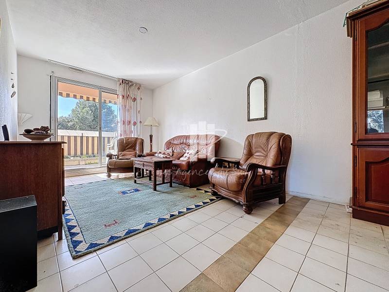 L'intérieur lumineux de cet appartement 2 pièces se prolonge naturellement vers une terrasse ensoleillée, véritable espace de vie en extérieur
