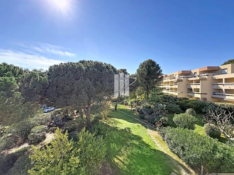 Vue apaisante sur un parc arboré depuis la terrasse de cet appartement en dernier étage à Boulouris. Un véritable écrin de verdure au cœur de Saint-Raphaël.