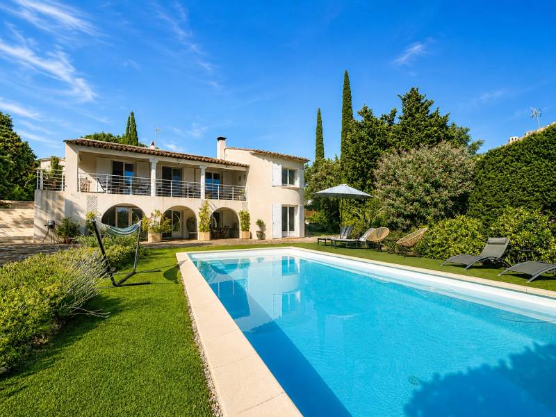 6 pièces 210 m² 1160 m² Villa de caractère au Calme en fond d'impasse à Boulouris - vue mer