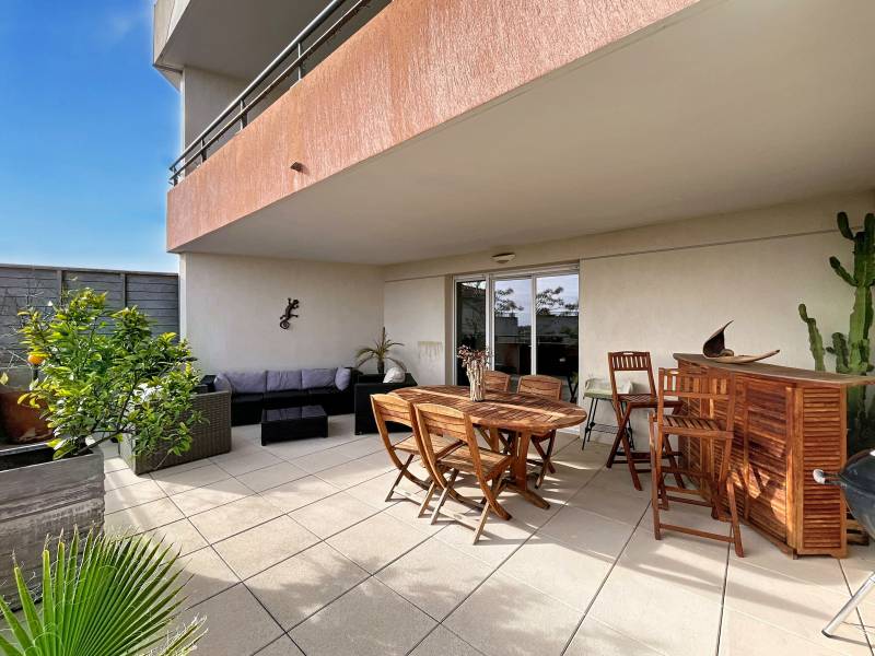 grande terrasse dans une résidence sécurisée