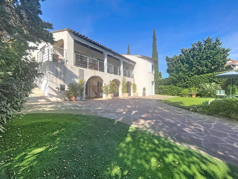6 pièces 194 m² 1160 m² Villa de caractère au Calme en fond d'impasse à Boulouris