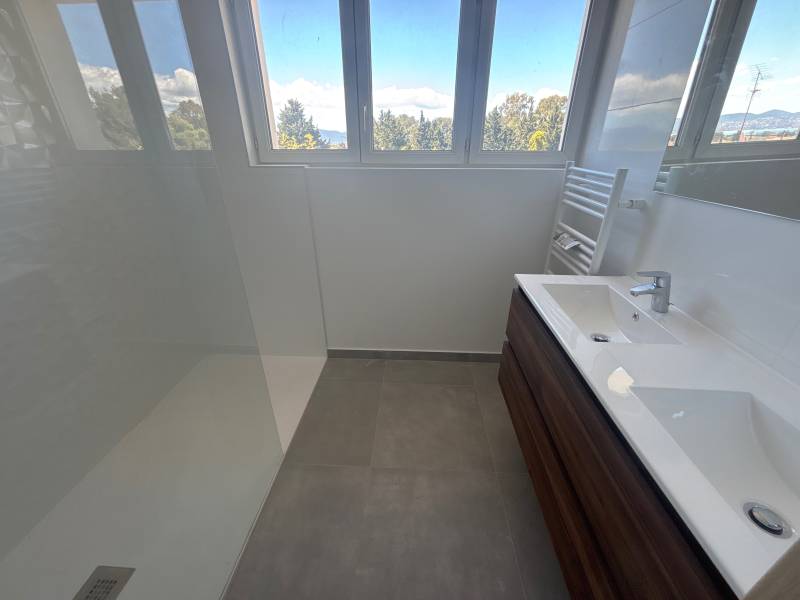 APPARTEMENT 5 PIECES A VENDRE ENTIEREMENT RENOVE DERNIER ETAGE VUE MER AU CALME ABSOLU QUARTIER LES PLAINES