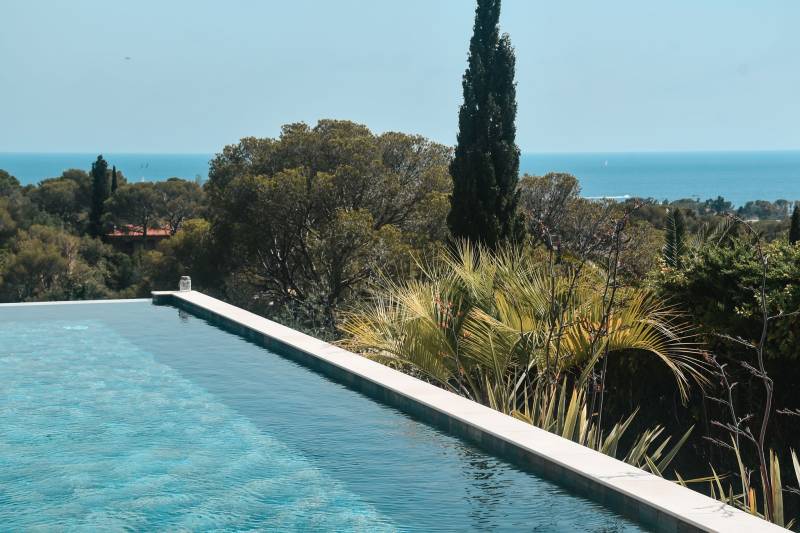 7 PIÈCES 266 M² 1330 M² A VENDRE BELLE VILLA AUX PRESTATIONS DE QUALITES VUES MER A QUELQUES PAS DES COMMERCES DE BOULOURIS