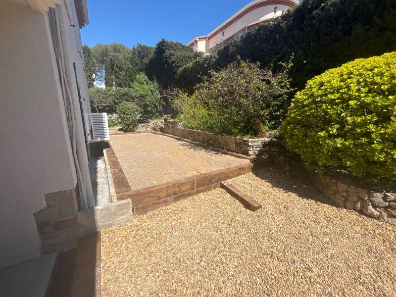 APPARTEMENT 3 PIECES A VENDRE ENTIEREMENT RENOVE EN REZ DE JARDIN AU CALME ABSOLU QUARTIER LES PLAINES