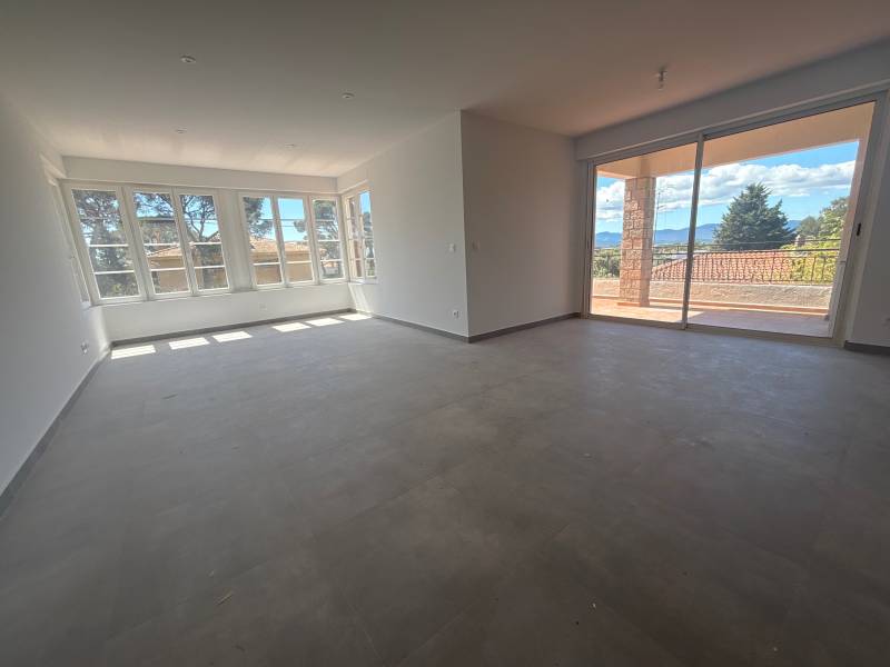 APPARTEMENT 5 PIECES A VENDRE ENTIEREMENT RENOVE DERNIER ETAGE VUE MER AU CALME ABSOLU QUARTIER LES PLAINES