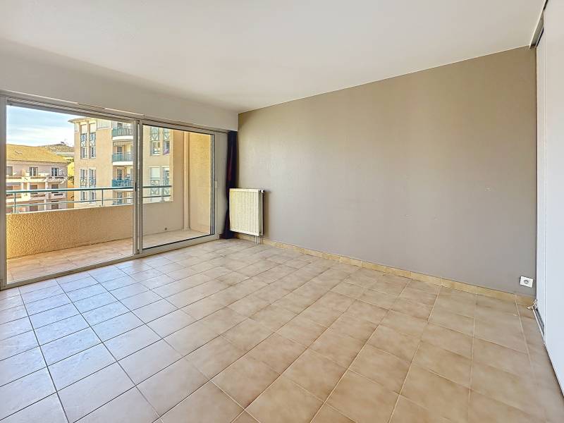 Séjour lumineux avec accès terrasse, idéal pour un achat immobilier en résidence principale ou secondaire dans le Var.