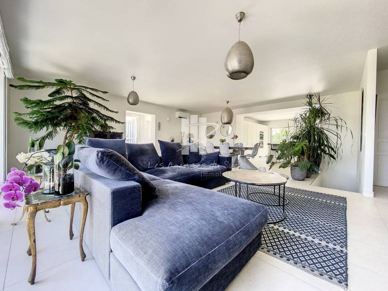 7 PIÈCES 266 M² 1330 M² A VENDRE BELLE VILLA AUX PRESTATIONS DE QUALITES VUES MER A QUELQUES PAS DES COMMERCES DE BOULOURIS