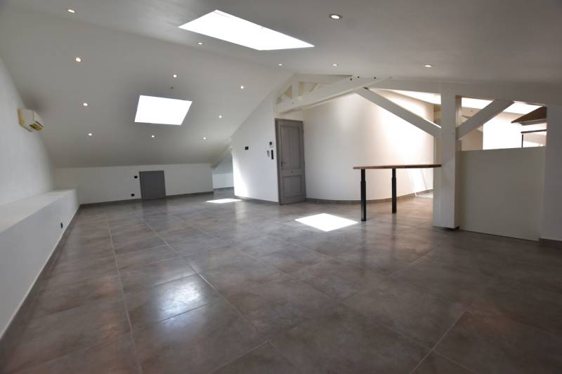 3 PIÈCES 91.5 M² APPARTEMENT ATYPIQUE PLEIN CŒUR DE SAINT RAPHAËL