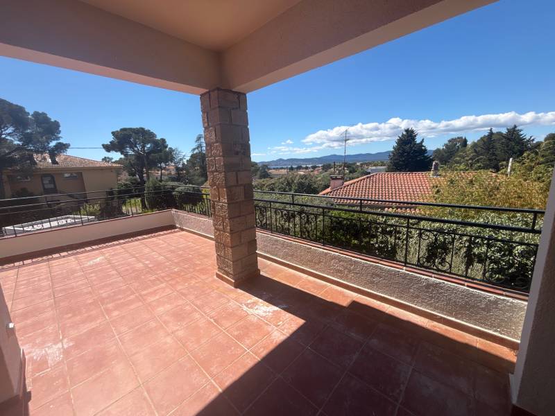 APPARTEMENT 5 PIECES A VENDRE ENTIEREMENT RENOVE DERNIER ETAGE VUE MER AU CALME ABSOLU QUARTIER LES PLAINES