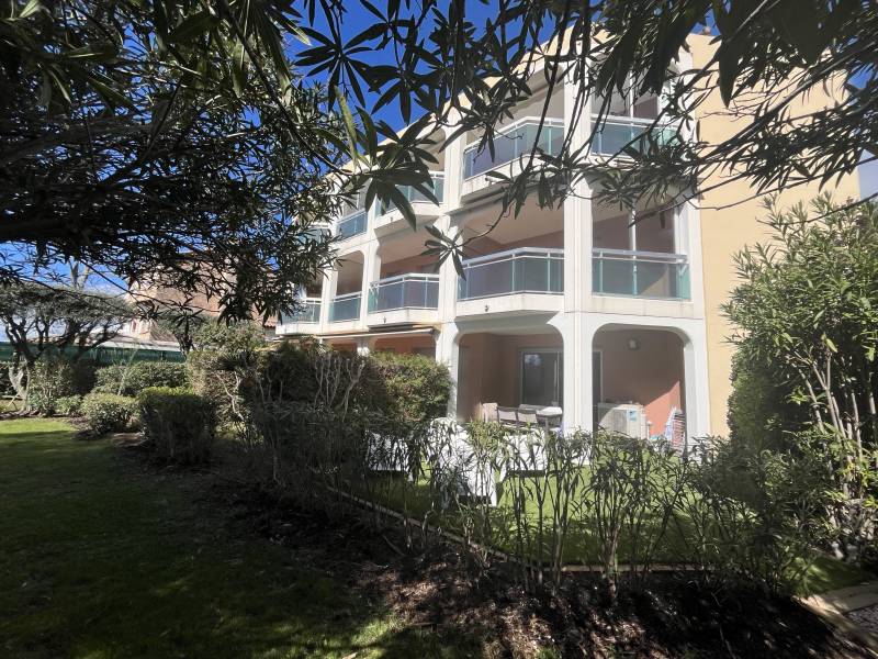 1 PIÈCE 28.5 M² DERNIER ETAGE APERCU MER - BOULOURIS AU CALME