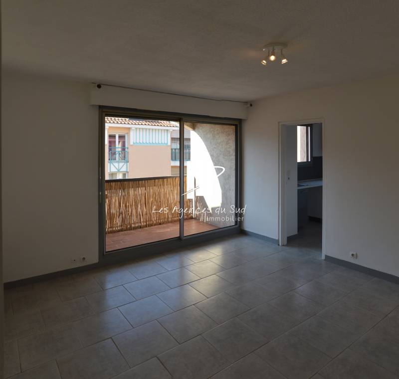 STUDIO CENTRE VILLE DE SAINT RAPHAËL AVEC STATIONNEMENT