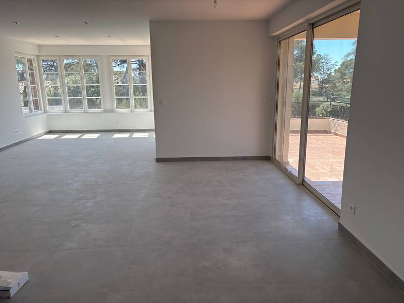 APPARTEMENT 5 PIECES A VENDRE ENTIEREMENT RENOVE DERNIER ETAGE VUE MER AU CALME ABSOLU QUARTIER LES PLAINES