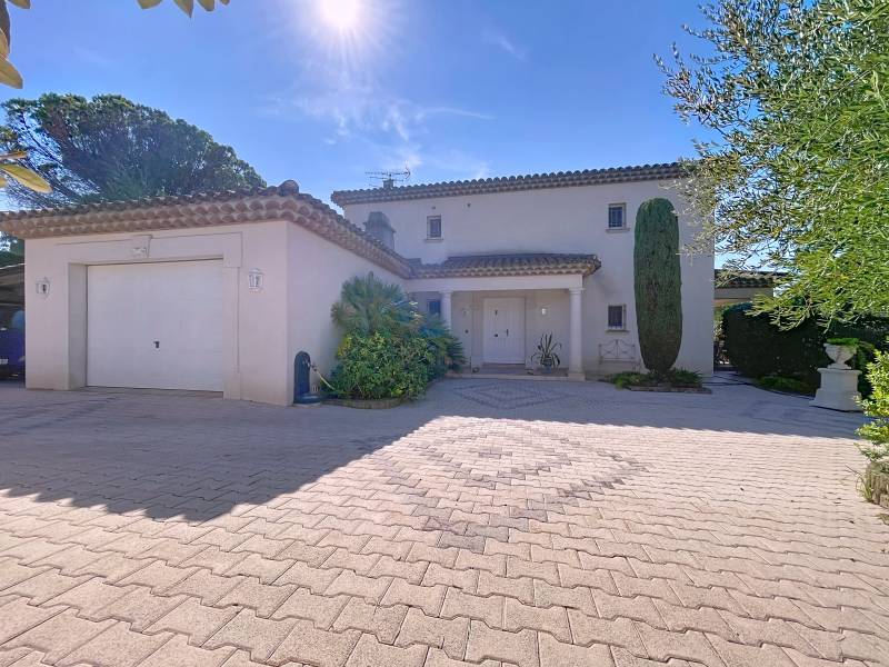 7 pièces 126.07 m² 1420 m² Propriété de charme sans vis-à-vis avec piscine et terrain de pétanque à Saint-Raphaël
